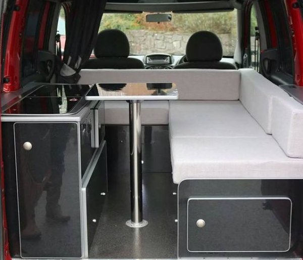 Зад волана на автомобила е бил Саймън Робинс – собственик на компания, която превръща малки товарни автомобили в кемпери. Въпреки скромните си размери, тази машина разполага с всичко, което е нужно, за пълноценен живот – спалня, кухня и санитарен възел.