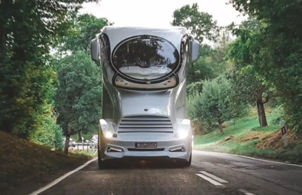 За покупката на този дом на колела, носещ името EleMMent Palazzo Superior, ще се наложи да бъде похарчено цяло състояние – около 3 млн долара. Срещу тази сума купувачите ще пътуват в комфорт от висока класа. Машината има футуристичен дизайн в авиационен стил, модерно оборудване, „кралска“ (в буквалния смисъл на думата, тъй като леглото е доставено от британския двор) спалня, баня и дори винарна.