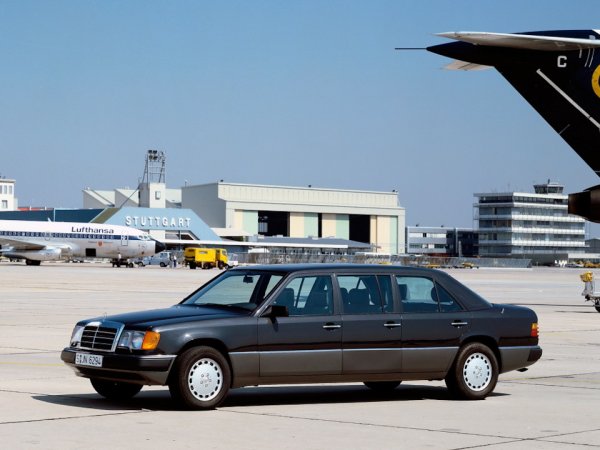 В началото на деветдесетте години на миналия век в Mercedes-Benz забелязаха този Pullman от предишната снимка и заедно с компанията Binz решиха да подготвят отговор. 260 E Limousine беше седан и не можеше да се похвали с голям багажник, но в салона вече можеха да седнат осем човека! Собствениците на хотелите бяха във възторг.