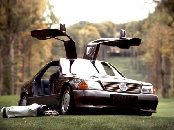 Експериментите с вратите на Е-клас обаче не свършиха дотук. През 1989 г. някой си Хартмут Бошерт се вдъхнови от легендарния 300 SL Gullwing и реши да направи нещо подобно със C124. Резултатът е Boschert B300-24C Biturbo - купе с "крила на чайка" и битурбо двигател с мощност 320 коня. Моделът струва непосилните 180 000 евро, така че са направени само 11 бройки. Те са сглобени в завода на Zagato, прочута със скандалните промени по спортните коли.