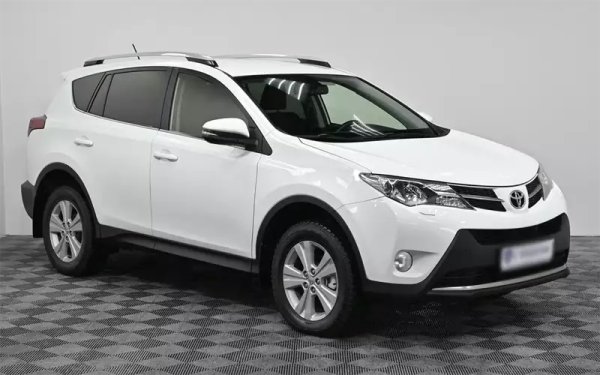 RAV4 е третият най-продаван SUV втора ръка у нас тази година (след Mercedes ML и Honda CR-V). Ако търсите кола на десетина години, избягвайте версиите с двулитров бензинов мотор, които ползват посредствен вариатор. Но дизелите и 2.5-литровият бензин се оборудват с 6-степенния автоматик Aisin TM-60LS. Това е надеждна, гладко работеща трансмисия. В по-големи модели като Highlander натоварванията й идват в повече и нерядко се налага подмяна на лагер и фрикционни дискове. Но при RAV4 такива проблеми са редки. 