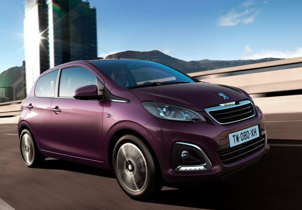 Peugeot 108 е компактен 4-местен градски автомобил. Перфектно адаптиран към градския трафик, той е лесен за маневриране, като същевременно предлага задоволителен комфорт на пътниците. Интериорът му е не само съставен от кожа и отопляема тапицерия отпред, но и много места за съхранение и автоматичен климатик. Багажникът е с вместимост 250 литра, с възможност за разширяване до 800 литра при сгъване на облегалките на задната седалка.