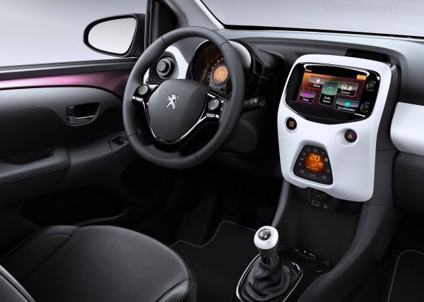 Peugeot 108 втора употреба е особено популярен поради относително ниската си цена. Необходими са средно 7000 евро за закупуване на базов модел, пуснат на пазара през 2014 г. Има обаче специални версии, които могат да достигнат до 16 000 евро. Това важи особено за сериите Active, Style, Roland Garros, Allure, GT Line и Envy, които се предлагат в много персонализирани нюанси. Преди да направи избор, купувачът трябва да се увери, че автомобилът е обслужван в оторизиран сервиз и има гаранция. 