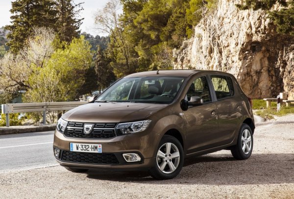 Този модел излезе на пазара през 2008 г., като беше  обновен през 2012 г. и 2016 г., Dacia Sandero е един от най-евтините градски автомобили на пазара. Предлага се средно за около 15 000 евро като и под 10 000 евро втора употреба. Въпреки достъпната цена и минималистичния външен вид, той включва разнообразно оборудване и контроли, които осигуряват надеждно шофиране. Това е седан с 5 врати, голям багажник от около 320 литра, както и просторен салон.