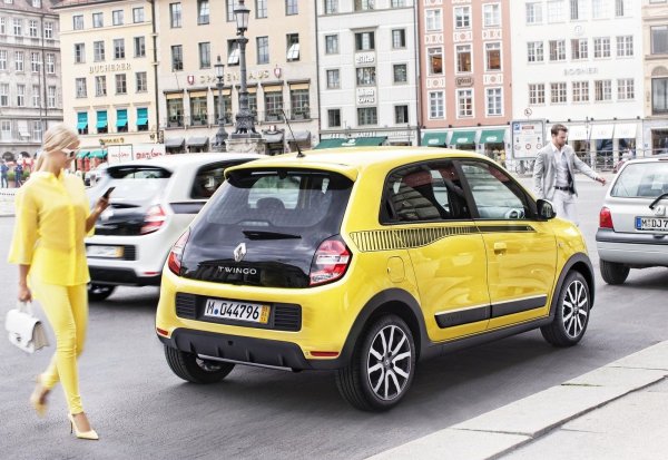 Twingo е оборудван с 5-степенна механична скоростна кутия (BVM 5) или с 6-степенна (EDC 6) с двоен съединител. На пазара втора употреба, Twingo II и III са особено популярни сред потребителите. Отличават се с бензинов двигател с турбокомпресор от 75 до 110 конски сили. Те включват много технологични функции като интелигентно шофиране, дистанционно заключване, Radio Connect и др. 