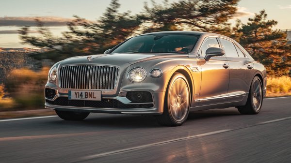 Новият Flying Spur замества Bentley Mulsanne и неговият 6,75-литров V8 мотор като луксозният седан на марката. Тук се изявява познатият W12 с две турбини, но това е единствената прилика с предишния модел. Още повече качество, изтънчена и рефинирана изработка, ускорение от 0 до 96 км/ч за 3,7 секунди &ndash; не е никак зле за автомобил с тегло 2437 кг.
За доброто поведение и удобното пътуване се грижат активни стабилизиращи щанги, четирите управляеми колела и трикамерно въздушно окачване.

