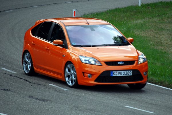 2008 Ford Focus ST. Оборудван е с пет цилиндров агрегат с обем 2.5 литра и мощност 225 к.с. Ускорението от 0 до 100 км/час е за 6.8 сек.