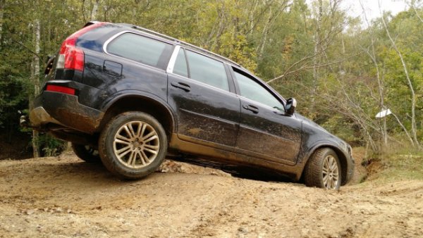 Мнозина са чували за това понятие, но малко от тях са наясно, какво точно представлява то. Трябва да се разбере, че има разлика между геометричната проходимост и способността на автомобила да преодолява препятствие. Първото представлява сбор от обективни данни, които могат да опишат конкретен модел, като, по правило, те не са свързани с практиката.

Например, информацията за пътния просвет има същото значение като държината и широчината на автомобила, но на практика този параметър не е толкова важен. Въпреки това, има много хора, които обръщат внимание най-вече на пътния просвет при избора на всъдеход

Като цяло, геометричната проходимост представлява сбор от всичките параметри на превозното средство. Тук влизат широчината, височинанта, разстоянието между двете оси, страничното разстояние между колелата, предният и задният свес, клирънсът (пътният просвет) и други фактори.