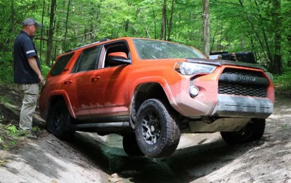 Основното обаче си остава опитът на човека зад волана. Ако той няма представа какво да прави при движение по тежък терен, няма да му помогнат нито високите гуми, нито мощния двигател, нито големия клирънс, нито здравото окачване.