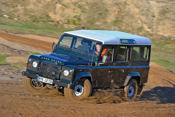 Много разпространено е мнението, че истинският всъдеход задължително трябва да бъде с рамна каросерия. Тази конструкция оказва влияние върху надеждността на автомобила, но не и на неговата проходимост. Тя обаче е по-подходяща при поставянето на повече товар в автомобила.