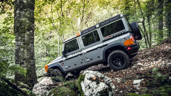 Тези елементи са по-надеждни и съответно могат да слушат повече време. Затова при избор на всъдеход трябва да се избира не само неговата проходимост, но и надеждност. При независимото окачване се постига по-голяма пътен просвет, докато твърдите (цели) мостове намаляват проходимостта. Затова изборът трябва да бъде между тези два варианта, като се отчита, в какви условия ще се използва автомобила.