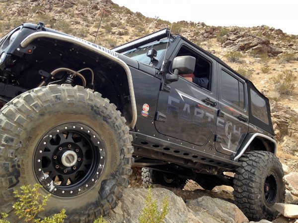 Колкото по-голямо е разстоянието между двете оси, толкова по-голям е и шансът всъдеходът да засегне някъде по пътя. Затова и този тип автомобили трябва да имат по-малко междуосие.