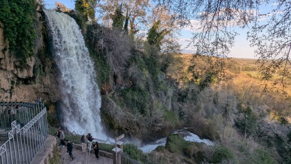 Водопадите на Едеса. Буйните води на реката падат от обща височина 70 метра