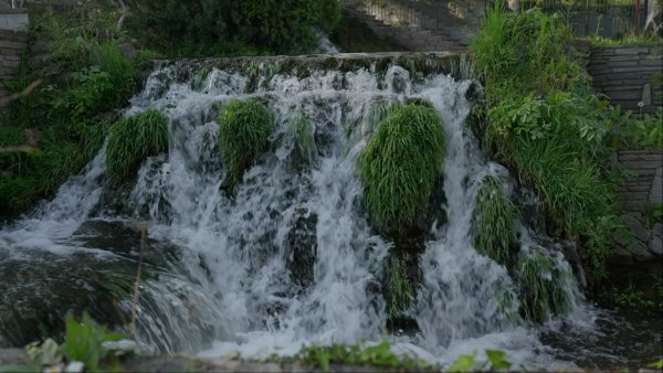 През водопадите преминават между 5 и 10 кубически метра вода в секунда