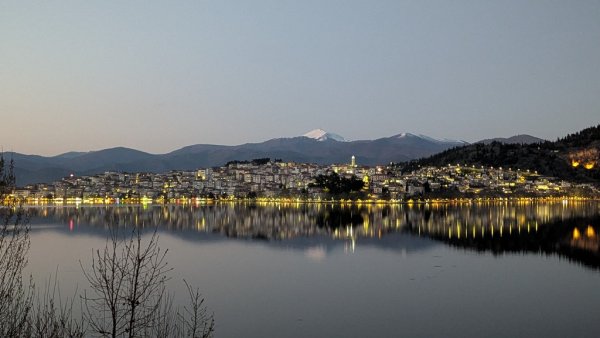 Кастория (Костур) на свечеряване. Отзад се вижда връх Верно