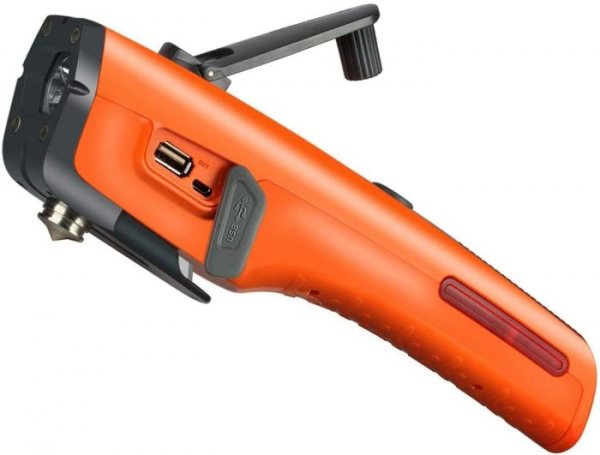 По време на път може да се случи всичко, така че винаги трябва да имате инструменти под ръка. Носенето на цял комплект обаче невинаги е удобно. Тук на помощ идва многофункционалното устройство LUXON 7-in-1. Както личи от името му, то комбинира 7 елемента, които може да са необходими при спешни случаи. Има чук за разбиване на прозореца, както и резачка, която ви позволява да се отървете от предпазния колан в случай на необходимост.
Зарядно устройство с USB порт ще захрани смартфона, докато ръчната манивелка на динамото ще и осигури аварийно захранване при нужда. Има и LED фенерче с три режима на подсветка. В случай на авария, устройството служи като SOS предупредителна светлина за търсене на помощ на пътя. Освен това аксесоарът може да бъде прикрепен към капака на автомобила с помощта на вградения магнит.