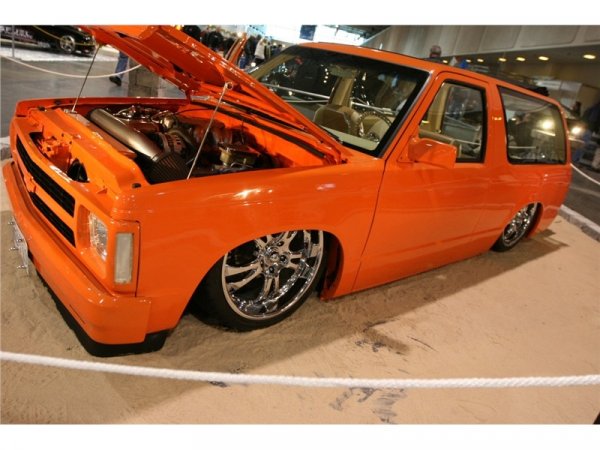 Брутална доработка на Chevy Blazer от 1987 година, представена на Performance World Custom Car & Truck Show 2009