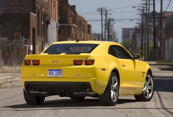 Победител в конкурса „Световна кола на годината 2010“ в категорията „Дизайн на годината“. Този пример за неокласически стил, в който ретро-мотивите се съчетават с футуристични решения, е дело на южнокорейския дизайнер Лий Санг Юп. Яркото пето поколение Camaro в същото време събуди носталгичните чувства на феновете на култовите muscle-cars от първите две поколения. Точно това се изискваше от модела, който подновяваше историята на семейството след дълга пауза.
Популяризирането на Camaro V беше улеснено от постиженията на топ-версията ZL, която през есента на 2011 г. показа време на Нюрбургринг на нивото на много по-скъпите Porsche 911 Turbo S, Lamborghini Murcielago LP640 и Mercedes-Benz SLS AMG.

Участието в холивудската поредица „Трансформърс“ също даде резултати и Camaro V за първи път от много време успя да изпревари по продажби вечния си конкурент Ford Mustang.
