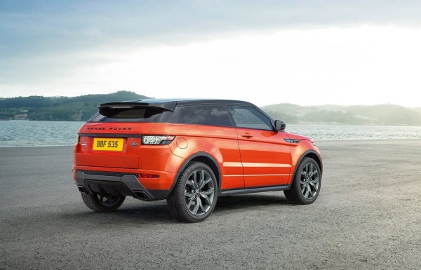 Този модел е победител в конкурса „Световна кола на годината 2012“ в категорията „Дизайн на годината“. Първото поколение на компактния Evoque революционизира Land Rover. За първи път в историята на британската марка не инженери, а дизайнери начело с Гери Макгавърн играят първа цигулка в разработката на новия модел. Това до голяма степен е резултат от триумфа на концепцията Land Rover LRX на автомобилното изложение в Детройт през 2008 г. 

Външният му вид е възпроизведен практически непроменен в производствената версия на кросоувъра. За да запазят ефекта на минимална визуална дебелина на покрива, конструкторите дори премахнаха вътрешните дръжки над страничните врати! Не само това, пилотният Evoque се превърна в носител на новия стил на всички модели на Land Rover.
