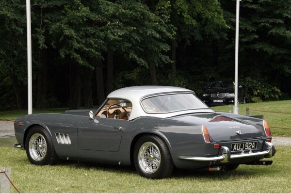 Носителят на Coppa d'Oro от конкура във Villa d'Este през тази година дължи появата си на американски дилъри на Ferrari. Именно те убеждават Енцо Ферари в  необходимостта да се създаде открита версия на 250 GT за американския пазар, която да бъде по-агресивна на външен вид от кабриолета 250 GT Pinin Farina, продаван в Европа. Проектът е реализиран от производителя на каросерии Carrozzeria Scaglietti, където са са специализирали в състезателни модели Ferrari. 

Интересна подробност е, че на Spider California липсва място за монтиране на регистрационен номер. Купувачите са оставени сами да решат този проблем. Произведени са общо около 50 бройки от модела във версии с дълга база (LWB) и къса база (SWB), като последната се отличава с подчертан спортен дизайн.
 
През 60-те години едно от Ferrari 250 GT Spyder California е принадлежало на известния френски актьор Ален Делон. През 2015 г. тази кола беше продадена на търг за 16,3 милиона евро.