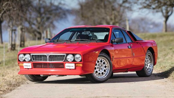 Червената Lancia Rally 037 Stradale със средно разположен двигател ни връща в Световния рали шампионат, който автомобилът печели през 1983 г. при производителите. Най-скъпата пътните варианти на състезателната двувратка беше продадена година за 770 000 евро - 22-ата от общо 217-те изработени бройки. Одометърът показваше пробег от едва 3500 км. Благодарение на разположения в задната колесна база двигател Volumex 2.0 16V с мощност 205 коня, купето може да развива максимална скорост от над 220 км/ч.