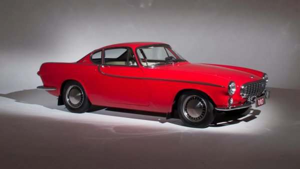 Помните ли Ърв Гордън? Той си купува чисто нов P1800, след като неговият Chevrolet Corvair се разваля още в деня на покупката. След като заменя Corvair-а, той никога повече не поглежда назад. Дългият му път до работа &ndash; от Лонг Айлънд до Манхатън &ndash; добавя по още 125 мили към показанията на километража всеки ден. Това не е проблем за P1800 &ndash; автомобилът преминава границата от 250 000 мили без никакви затруднения, след това 500 000 мили, а накрая и един милион - тоест над 1.6 млн. км. Когато достига един милион мили, Volvo му подарява нов модел 780 &ndash; луксозно купе, проектирано и произведено от Bertone, което излъчва неповторим, нестандартен чар. С него той изминава цели 450 000 мили, преди да го продаде. А какво става с P1800? Ърв добавя още 2,2 милиона мили към пробега му, преди да почине през 2018.
Разбира се, голяма част от този успех се дължи на стила на шофиране на Ърв и на грижовното му отношение към механиката, но все пак говорим за автомобил от 60-те години, чийто двигател не се нуждае от основен ремонт чак до момента, в който е изминал над милион км. 
