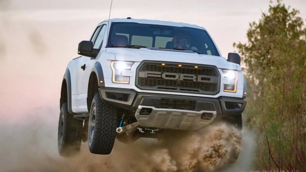 Нито Ford, нито американската автоиндустрия като цяло имат кой знае каква репутация за надеждност. Но F-150 е най-продаваният автомобил в Америка от почти век - и това не е без основателна причина. Простичко устроен и предвиден да обслужва гигантските ферми в Айова, този автомобил с лекота ще мине половин милион км без много принудителни ремонти. И това е добре, защото спестеното от сервиза ще ви трябва, за да плащате колосалните сметки за гориво. 
