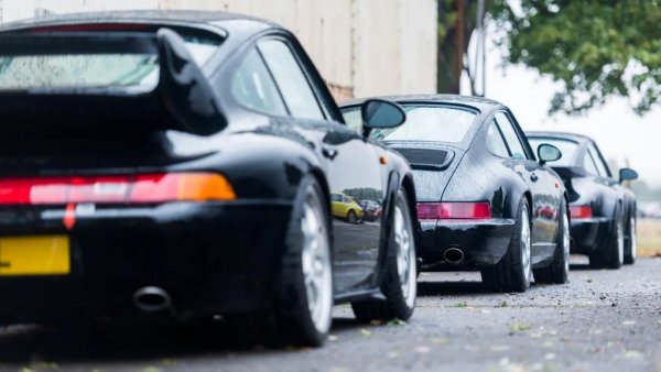 Старите 911 си имаха и проблеми: тежък съединител, непрощаващо и най-малките грешки управление, да не говорим за фантастичната цена. 
Но с това оплакванията от онези коли се изчерпват. Те с лекота минават половин милион км само с рутинно обслужване. И ги минават по начин, който няма абсолютно нищо общо с този при Toyota Camry...