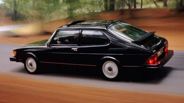 Не може да се отрече, че електрониката на всеки Saab от ерата General Motors (тоест след 1994) е за надеждността онова, което една моторна резачка е за опазването на горите. Но по-старите шведски машини нямаха такива проблеми. А някой си Питър Гилбърт успя да навърти 1.69 млн. километра в своя в течение на 17 години (и цели 8 сблъсъка с елени на пътя). 

