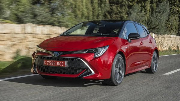Днешната базова Corolla с трицилиндровия й двигател може и да не го подсказва, но в миналото този автомобил бе образец за непретенциозност и надеждност. Тайната е, че в Toyota винаги са били консервативни със съотношението между издръжливост на компонентите и способности на автомобила. Една Corolla може да е мудна и тромава, но това означава, че двигателят и останалите компоненти рядко ще се приближават до границата на възможностите си. И съответно ще живеят доста по-дълго. 
