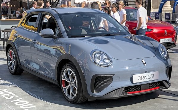 Върховата версия на Ora 03 има по-мощен електромотор, развиващ 170 конски сили. Изминава между 300 и 400 км с едно зареждане по китайския тестов цикъл. 
