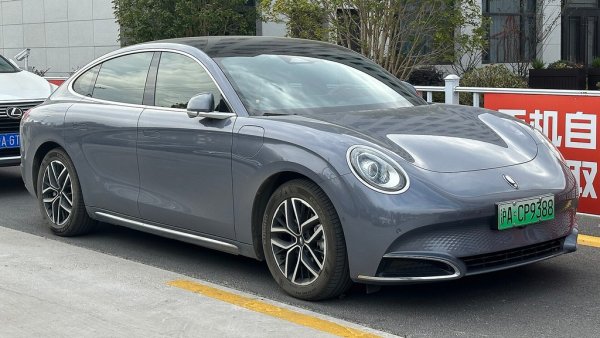 Познат в Китай като Ora Lightning Cat (Shandian Mao), това е най-големият електрически модел на GWM, на пазара от 2022. И тук дизайнът предизвика доста коментари в Германия заради приликата с Panamera. Батерията е 83.5 кВтч, с максимална мощност 402 конски сили. Ускорението 0-100 км/ч отнема само 4.3 секунди. Пробегът с едно зареждане е до 640 км по тестовия цикъл NEDC. Има и базова версия само с предно предаване и 204 коня. 
