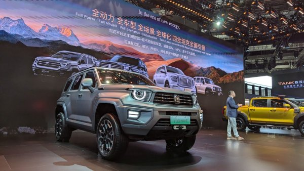 Линията за същински офроудъри, която се простира от Tank 300 до огромните Tank 700 и 800. И тук към конвенционалното задвижване - бензинови и дизелови мотори, вече се добавят хибридни и плъг-ин хибридни модели. За най-големите Tank компанията разработи и чисто нов 4-литров V8 мотор. 
