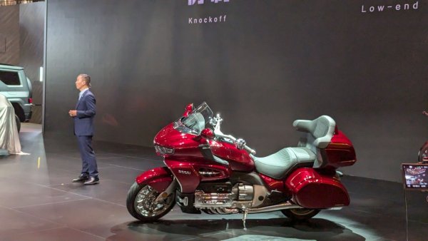 Марка за луксозни мотоциклети, която засега има само един модел - S2000. Но пък той рязко изпъква с показателите си - 8-цилиндров мотор с двулитров обем и автоматична трансмисия.
