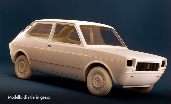 На 30 април 1966 година Виторио Валета се пенсионира на 82-годишна възраст. Джани Аниели се издигна до президентския пост след двадесет години чиракуване. Няколко други лидери от старата гвардия са сменени. Една ера наистина е към края си. Като и  кариерата на Джакоза. 

Последният му голям проект, достигнал до фабриката, е Fiat 127. Същата изцяло предна механика като Autobianchi A112 и брилянтна каросерия от младия дизайнер Пио Манзу. Уви, последният не доживява раждането на своето творение. В ранните часове на 26 май 1969 година, когато го очакваха в 8 сутринта за церемонията по представяне на гипсовия модел пред президентския комитет, Пио умира млад в катастрофа по пътя Милано-Торино. Джакоза и директорът на Style Center, Джан Паоло Боано, трябва да направят последните щрихи по каросерията, опитвайки се да не засегнат съществено оригиналните линии на починалия млад дизайнер. 

На 3 януари 1970 година -  на 65 години, Данте Джакоза подава оставка. Той продължава да си сътрудничи с Fiat като външен консултант още няколко години.