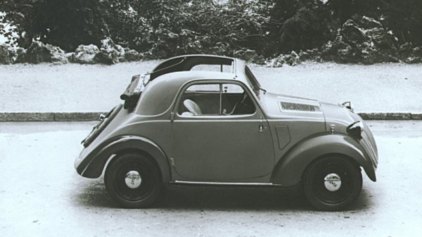 Десетилетието след стартирането на Topolino инженерът участва все повече във важни проекти. По-специално, е подготвен прототип на малка кола, превъзхождаща Topolino, наречена 700. Тя има четири седалки, носеща каросерия и двигател (четири цилиндъра с 22 HP мощност) с алуминиева основа и цилиндрова глава. Много напреднал за времето си, той е готов за производство през 1939 година в новата фабрика Mirafiori. 

Но избухването на Втората световна война пречи на изграждането му. По време на кръвопролитията, освен че работи върху военни превозни средства, Джакоза не спира да експериментира. 

Дейност, която днес се нарича &bdquo;изследователска и развойна&ldquo;. Особено забележителен е авариен прототип на 500. Като се има предвид недостигът на гориво, електрически Topolino е подготвен за пътуване между Mirafiori и квартирата в Moncalieri, където Fiat е настанил разселени работници, за да избягат от бомбардировките. Бензиновият двигател е заменен от блок от 450 кг, който съдържат електрическия мотор и батериите. Достига 45 км/ч и е презареждан през нощта със специално оборудване, нещо като станция.