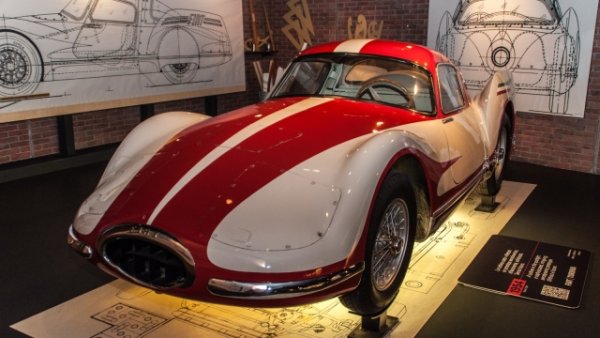 &bdquo;Последен фойерверк, придружен от рязкото съскане на двигателя, в един светъл пролетен ден през 1954-а&ldquo;. Ето как Джакоза определя в книгата си &bdquo;Моите 40 години дизайн във Fiat&ldquo; официалното представяне (12 април) на прототип, чиито технически решения изпреварват масово производство с най-малко тридесет години. 

На едно от летищата е показан Turbine на Fiat. Целта е да се демонстрира, че инженерите на Mirafiori са в състояние да се конкурират с всеки дори за най-модерните технологии. И създава малко рекламен шум около Fiat. Отне пет години, за да се съберат и обучат дизайнерите, които разработват това странно превозно средство. 

Името казва всичко. Без биели и бутала, компресор увеличава налягането на въздуха, поет през големия преден всмукателен отвор. Потокът се комбинира с горивото в три различни горивни камери. Газовете, получени от възпламенената смес, завъртат лопатките на голяма турбина, която достигна скорост на въртене от 22 000 оборота в минута. Това е свързано с различни предавки, които намаляват въртящия момент (няма скоростна кутия), за да го предават към колелата. 

Двигателят произвежда 300 конски сили. Каросерията е базирана на шасито на спортното купе 8V. Общото тегло на автомобила е 1050 кг. Най-добрият тестов пилот на Fiat за времето, Карло Саламано, вдига 260 км/ч. Прототипът няма продуктивно продължение, проблемите с управлението на топлината са твърде сложни. Но изследванията продължават и дават ценни знания. Впоследствие екземплярът от 1954 година е дарен на Националния автомобилен музей в Торино.