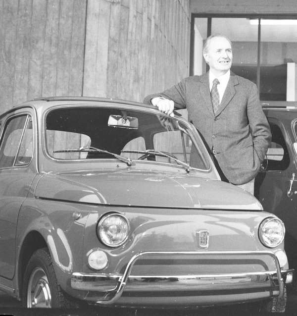 500 произлиза ли от Vespa? Определено не. В началото на 50-те години Джакоза първоначално търси вдъхновение от вече известния скутер Piaggio. Причината е напълно рационална: търсеният клиент не може да си позволи по-големия 600 и се нуждаят от двуместно превозно средство, което е малко по-удобно (и скъпо) от мотоциклет. Тук Джакоза търси идеята, която се появява в ума му във форма на Vespa. 

Решението тогава идва от Германия, точно от Deutsche Fiat, чието ръководството спешно настоява за кола с много ниска цена. Като се има предвид, че техническата схема би била същата като на 600 при паралелно изграждане (заден двигател и тяга), един от техниците на германския клон, Ханс Петер Баухоф , проектира прототип с много заоблен стил през 1953 година. Той не много далеч от това, което по-късно светът обиква. 