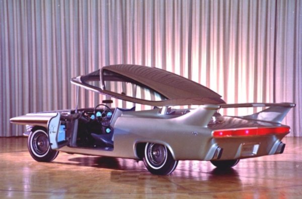 През 1961 година Chrysler изуми автомобилния свят със смел концептуален модел, наречен TurboFlite. Това е последната разработка за американската компания, дело на прочутия дизайнер Върджил Екснър. Най-забележителната черта на този автомобил с две врати е стъкленият купол на кабината, наподобяващ този на изтребител. 

Колата се отличава още с масивно задно крило, прибиращи се странични прозорци и крайно нестандартни предни калници. Основната техническа иновация в нея е газотурбинен двигател от ново поколение.