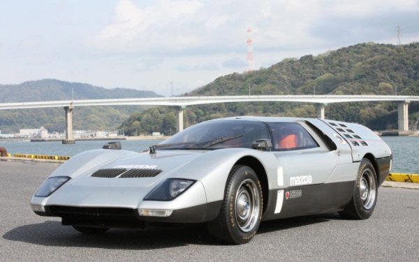 През 1970 година Mazda представя спортния автомобил RX500 с клиновидна форма. Този концептуален модел е оборудван с врати тип &bdquo;пеперуда&ldquo; &ndash; много преди те да бъдат въведени при Lamborghini Countach. 

Друг интересен дизайнерски елемент е системата от задни светлини, състояща се от поредица разноцветни индикатори, които показват дали автомобилът спира, ускорява или се движи с постоянна скорост. Освен това, моделът бележи дебюта на двуроторен двигател с мощност, увеличена до 250 к.с.