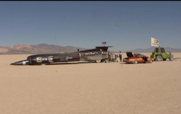 Британският Thrust SSC, задвижван от реактивни двигатели, може и да не е способен да лети, но със сигурност превъзхожда творенията на Илон Мъск по отношение на скоростта. 

През 1997 година това превозно средство &ndash; задвижвано от два турбовентилаторни двигателя Rolls-Royce Spey с обща тяга от 25 тона &ndash; развива скорост от 1227,985 км/ч на дистанция от 1 миля (1,6 км) при старт в движение. Така Thrust SSC става първото сухопътно превозно средство, което надхвърля скоростта на звука. Този рекорд остава неподобрен и до днес.