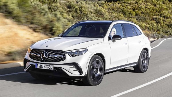 Mercedes GLC във версии SUV и купе в момента е лидерът на европейската марка plug-in хибриди по отношение на електрически пробег, с диапазон на нулеви емисии, вариращ от минимум 127 км до максимум 130 км.

Хомологираният по WLTP електрически пробег от 130 км е рекорд, споделян от Mercedes-Benz GLC 300 и 4Matic plug-in hybrid и Mercedes-Benz GLC 400 и 4Matic plug-in hybrid. И двата се задвижват от 2,0-литров бензинов двигател с турбо, съчетан с електрически мотор със 136 к.с., но 300e има комбинирана мощност от 313 к.с., а 400e - 381 к.с. 4Matic GLC 300 с дизелов двигател с мощност 333 к.с. има пробег от 127 км. При всички версии батерията е с капацитет 31,2 кВт/ч бруто (23,4 кВт/ч нето).
