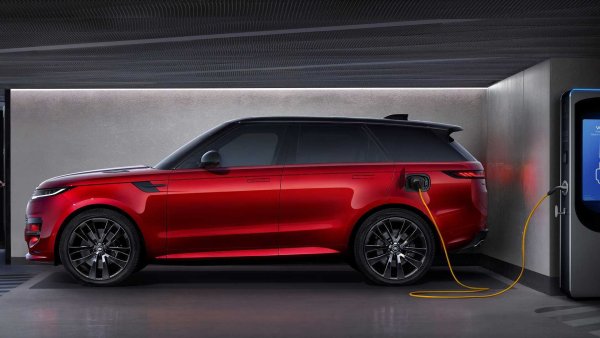 Range Rover Sport, по-специално версията P460e PHEV AWD, е на четвърто място в тази абсолютна класация на „plug-in електрически маратонци“ с впечатляващите 123 км, хомологирани в комбинирания цикъл WLTP.

Британският SUV, оборудван с бензинов двигател 3.0 с мощност 460 к.с., има огромна батерия - 38,2 кВт/ч бруто (31,8 кВт/ч нето), като това е най-големият капацитет от всеки plug-in хибриден автомобил, произвеждан в Европа в момента. Range Rover Sport P550e PHEV AWD, от друга страна, има максимален електрически пробег от 121 км.
