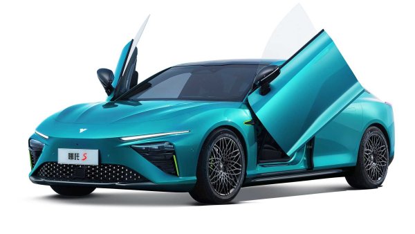 Plug-in хибридите автомобили, предлагани в Китай, имат по-голям пробег, но това се дължи и на системата за хомологацията CLTC (China Light-Duty Vehicle Test Cycle), която е &bdquo;по-оптимистична&ldquo; WLTP и близка до стария европейски NEDC.

Конкретно това са plug-in хибридни автомобили от типа &bdquo;range extender", т.е. с изключително електрическа тяга на колелата и бензинов двигател, чиято единствена задача е да зарежда батерията. Настоящият шампион е Neta S - модерен седан от Hozon Auto, който, благодарение на батерия с капацитет 43,88 кВт/ч претендира за 310 км CLTC пробег.
