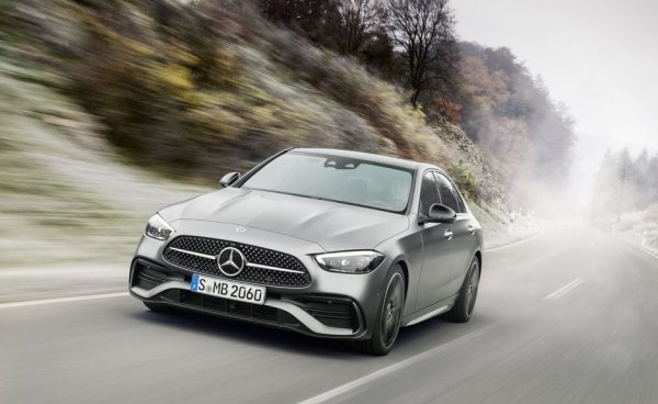 Следващият в списъка е Mercedes-Benz C-Class C300e. Той заема трета позиция в класацията  благодарение на пробега си от 109 км на електрическа тяга, което го прави особено ефективен и предпочитан от потребителите. Като минуси се отбелязват оборудването и качеството на интериора, както и нивото на шума. 
