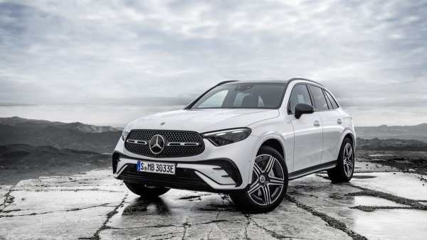 Този хибрид е способен да измине 129 км на електрическа тяга, като предлага страхотна производителност и отлично управление благодарение отчасти и на стандартното задно въздушно окачване. Както всички нови модели на марката, GLC 300e е оборудван с богат набор от технологии. Експертите отбелязаха и просторния салон, въпреки че имат забележки към интериора.