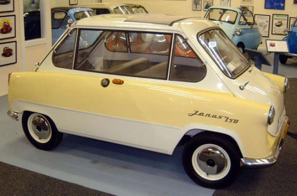 Отпред Janus прилича малко на Isetta на BMW, но дотам. Zundapp е производител на мотоциклети и през 1956 година фокусът му се насочва към производството на &bdquo;качествена кола-балон&ldquo;. Дизайнерът на самолети Клод Дорние , най-вече известен с проектирането на летящата лодка Dornier Do X, е нает да представи Janus.

Има две врати, една отпред и отзад, и можеше да побере четирима души, като задната пейка е обърната. 6900 бройки са направени преди спирането на производството през 1958-а. Основният му недостатък в дизайна е лошото управление. Двигателят е твърде лек и центърът на тежестта се измества в зависимост от това колко пътници има на борда.
