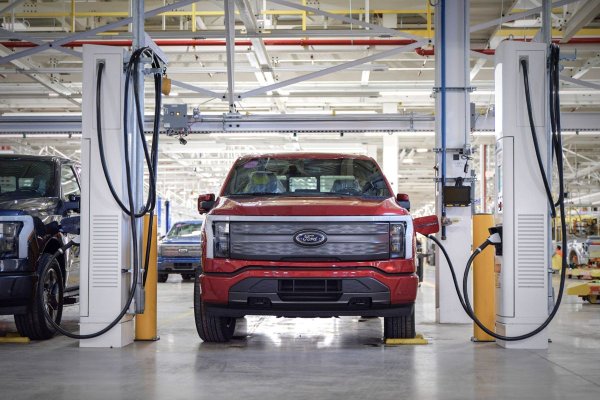 F-150 Lightning беше първият електрически пикап, който „променя играта“. Поне така смятат в Jalopnik, въпреки че технически друг модел – Rivian, е първият пикап на ток, излязъл на пазара. Това е причината, поради която електрическият Ford попада в този списък.