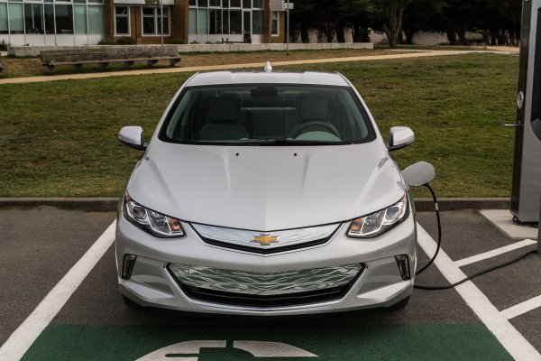 Първото поколение на Volt влезе в списъка като още един моделите, които популяризират хибридните превозни средства, като това се отнася за plug-in хибридите - PHEV. Сега автомобили, които могат да бъдат свързани към конвенционален контакт, са в моделната гама на почти всеки голям автомобилен производител. 