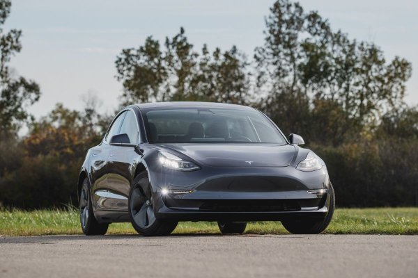 Именно Tesla Model 3 стана първият относително достъпен модерен електрически автомобил. И можете да мразите Илон Мъск или да мразите колите на Tesla, но този факт няма как да бъде оспорен, ако погледнете числата. А те показват, че през 2021 г. са продадени повече от 500 000 бройки от този модел, му позволи да заеме 9-то място в списъка на най-добре продаваните автомобили в света.